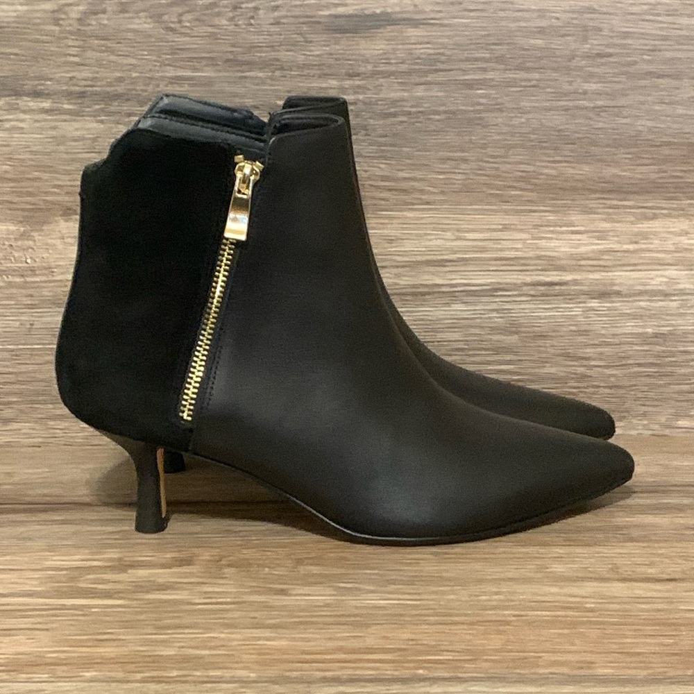 Clarks Violet55 Black Ankle Boots with Kitten Heel and Gold Zipper Sz- 9